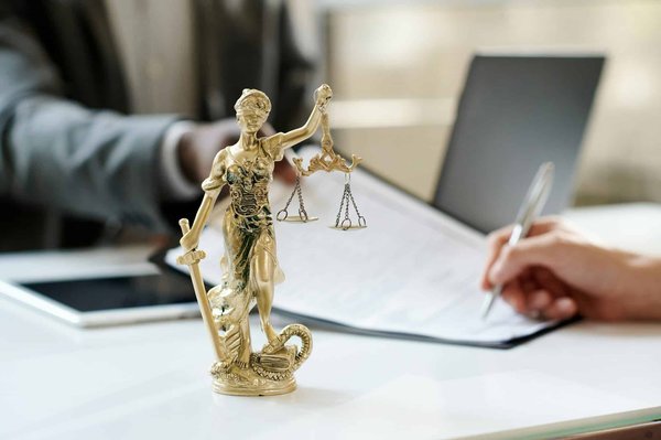 Naviguer les eaux juridiques : Un avocat en droit bancaire raconte