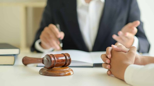 Avocat en propriété intellectuelle : comment il vous accompagne dans les négociations de contrats ?